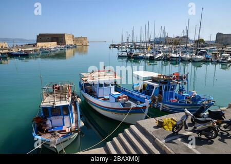 Schöner Blick auf den Hafen von Heraklion und die venetianische Festung Koules im Hintergrund, größte Stadt und Hauptstadt der Insel Kretas. Stockfoto