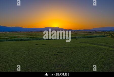 Luftaufnahme der Felder in der Nähe von Sinj Landschaft und die Sonne berühren Horizont Stockfoto