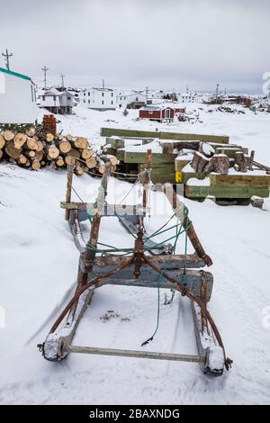 Brennholzschlitten im Haus von Desmond Adams in Joe Batt's Arm auf Fogo Island, Neufundland, Kanada [keine Eigentumsfreigabe; für redaktionelle Lizenzen verfügbar Stockfoto