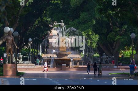 Der Archibald Fountain befindet sich im Hyde Park in Sydney, Australien. Benannt ist es nach J.F. Archibald, der Gelder vermachte, um sie bauen zu lassen. Archibald legte fest, dass es von einem französischen Künstler aufgrund seiner großen Liebe zur französischen Kultur entworfen werden muss und um der Vereinigung Australiens und Frankreichs in WW1 zu gedenken. Er wünschte, Sydney strebe nach Pariser Civic Design und Ornamentik. Als Künstler ausgewählt wurde François-Léon Sicard, der es 1926 in Paris fertigstellte, aber nie sah, wie die Skulptur in Sydney aufgestellt wurde, wo sie im März 1932 vom Oberbürgermeister von Sydney, Samuel Walder, enthüllt wurde. Stockfoto