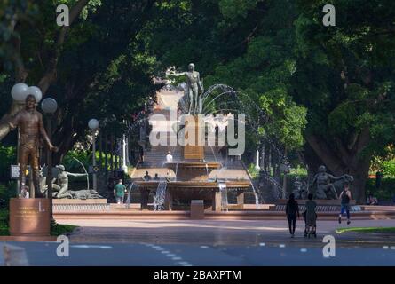 Der Archibald Fountain befindet sich im Hyde Park in Sydney, Australien. Benannt ist es nach J.F. Archibald, der Gelder vermachte, um sie bauen zu lassen. Archibald legte fest, dass es von einem französischen Künstler aufgrund seiner großen Liebe zur französischen Kultur entworfen werden muss und um der Vereinigung Australiens und Frankreichs in WW1 zu gedenken. Er wünschte, Sydney strebe nach Pariser Civic Design und Ornamentik. Als Künstler ausgewählt wurde François-Léon Sicard, der es 1926 in Paris fertigstellte, aber nie sah, wie die Skulptur in Sydney aufgestellt wurde, wo sie im März 1932 vom Oberbürgermeister von Sydney, Samuel Walder, enthüllt wurde. Stockfoto