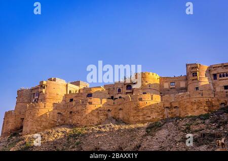 JAISALMER, RAJASTHAN, INDIEN - 29. NOVEMBER 2019: Panoramablick auf das Goldene Fort der Jaisalmer ist das zweitälteste Fort in Rajasthan, Indien. Stockfoto