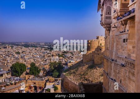 JAISALMER, RAJASTHAN, INDIEN - 29. NOVEMBER 2019: Panoramablick auf das Goldene Fort der Jaisalmer ist das zweitälteste Fort in Rajasthan, Indien. Stockfoto