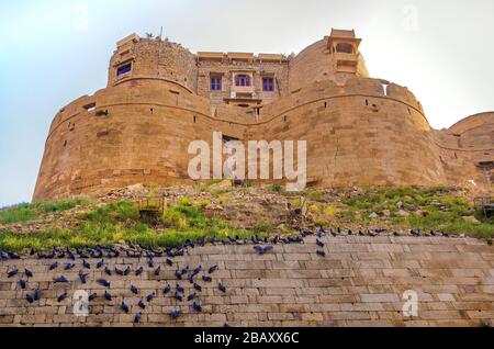 JAISALMER, RAJASTHAN, INDIEN - 29. NOVEMBER 2019: Panoramablick auf das Goldene Fort der Jaisalmer ist das zweitälteste Fort in Rajasthan, Indien. Stockfoto