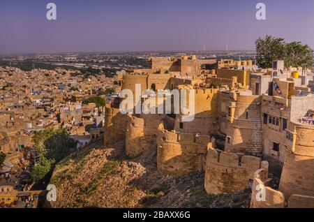 JAISALMER, RAJASTHAN, INDIEN - 29. NOVEMBER 2019: Panoramablick auf das Goldene Fort der Jaisalmer ist das zweitälteste Fort in Rajasthan, Indien. Stockfoto