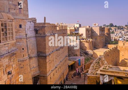 JAISALMER, RAJASTHAN, INDIEN - 29. NOVEMBER 2019: Panoramablick auf das Goldene Fort der Jaisalmer ist das zweitälteste Fort in Rajasthan, Indien. Stockfoto