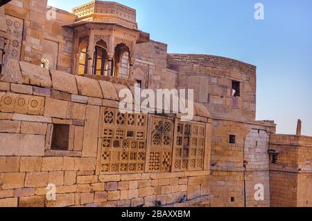 JAISALMER, RAJASTHAN, INDIEN - 29. NOVEMBER 2019: Panoramablick auf das Goldene Fort der Jaisalmer ist das zweitälteste Fort in Rajasthan, Indien. Stockfoto