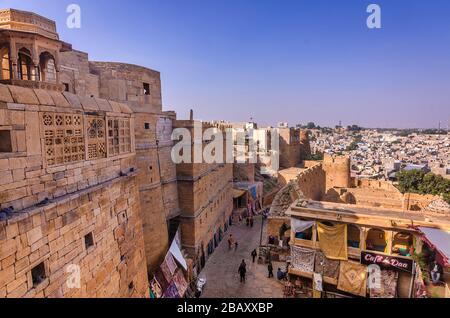 JAISALMER, RAJASTHAN, INDIEN - 29. NOVEMBER 2019: Panoramablick auf das Goldene Fort der Jaisalmer ist das zweitälteste Fort in Rajasthan, Indien. Stockfoto