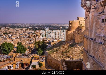 JAISALMER, RAJASTHAN, INDIEN - 29. NOVEMBER 2019: Panoramablick auf das Goldene Fort der Jaisalmer ist das zweitälteste Fort in Rajasthan, Indien. Stockfoto