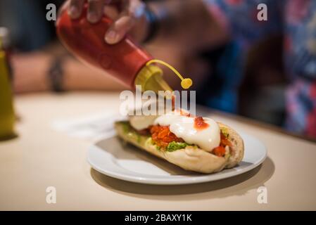 chilenischer Hot Dog mit Tomat und Avocado Stockfoto