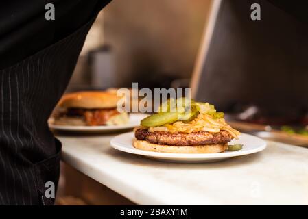 Mit Fleisch, Zwiebel, Mayo und Pickeln sandiwch zubereiten Stockfoto