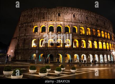 Roma, Italien, 24/11/2019: Nachtfoto des alten Kolosseum von Rom im Stadtzentrum, Reiseberichte Stockfoto