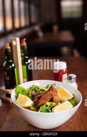 Ein frischer Salat mit schönem Dressing Stockfoto