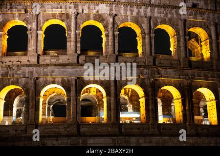 Roma, Italien, 24/11/2019: Nachtfoto des alten Kolosseum von Rom im Stadtzentrum, Reiseberichte Stockfoto