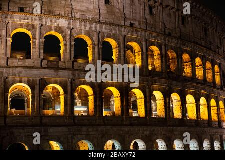 Roma, Italien, 24/11/2019: Nachtfoto des alten Kolosseum von Rom im Stadtzentrum, Reiseberichte Stockfoto