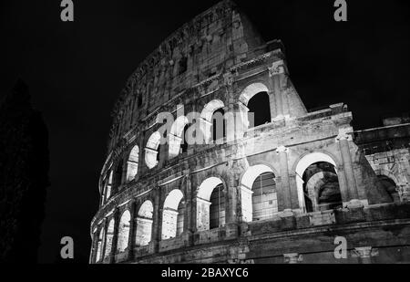 Roma, Italien, 24/11/2019: Kolosseum in Rom, das berühmte Flavius Amphitheater im Stadtzentrum und nachts fotografiert Stockfoto