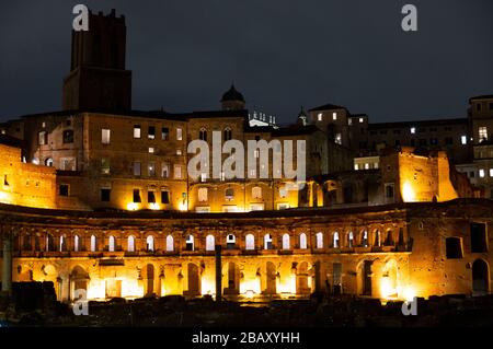 Roma, Italien, 24/11/2019: ROM Nachtansicht von Trajans Märkten, Reisefotos Stockfoto