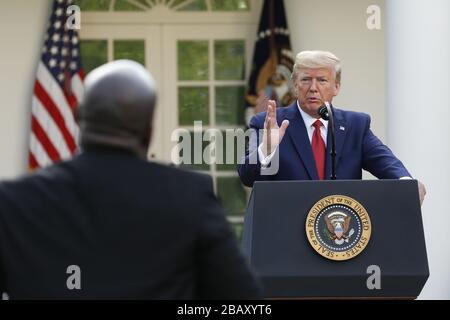 Washington DC, USA. März 2020. Präsident der Vereinigten Staaten Donald J. Trump beantwortet die Fragen des Reporters während seiner täglichen Pressekonferenz in Coronavirus im Rosengarten. Credit: UPI/Alamy Live News Stockfoto