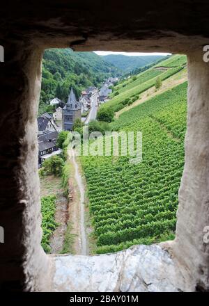 Blick vom Postenturm auf Weinberge und Weinreben und das Steeger Tor in Bacharach. Beide Türme waren Teil der Stadtverteidigung. Stockfoto