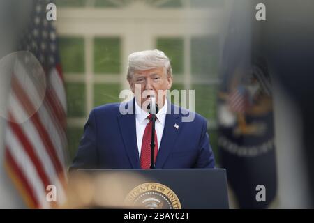 Washington DC, USA. März 2020. Präsident der Vereinigten Staaten Donald J. Trump macht Bemerkungen, als er seine tägliche Pressekonferenz in Coronavirus im Rosengarten des Weißen Hauses in Washington, DC am Sonntag, 29. März 2020 beginnt.Credit: Stefani Reynolds/Pool über CNP/MediaPunch Credit: MediaPunch Inc/Alamy Live News Stockfoto