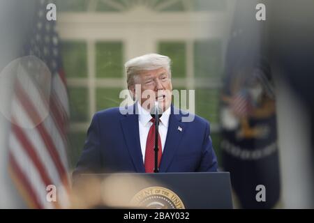 Washington DC, USA. März 2020. Präsident der Vereinigten Staaten Donald J. Trump macht Bemerkungen, als er seine tägliche Pressekonferenz in Coronavirus im Rosengarten des Weißen Hauses in Washington, DC am Sonntag, 29. März 2020 beginnt.Credit: Stefani Reynolds/Pool über CNP/MediaPunch Credit: MediaPunch Inc/Alamy Live News Stockfoto