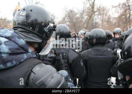 Russische OMON (Spezialeinheiten der Polizei) bei Protestkundgebung in Sankt Petersburg Stockfoto