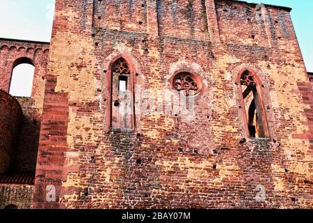 Kloster Limburg (Klosterruine Limburg) ist eine zerstörte Abtei in der Nähe von Bad Dürkheim, am Rande des Pfälzerwaldes in Deutschland. Steinmauer Stockfoto