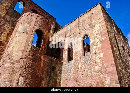 Kloster Limburg (Klosterruine Limburg) ist eine zerstörte Abtei in der Nähe von Bad Dürkheim, am Rande des Pfälzerwaldes in Deutschland. Runder Turm, gotische Fenster Stockfoto