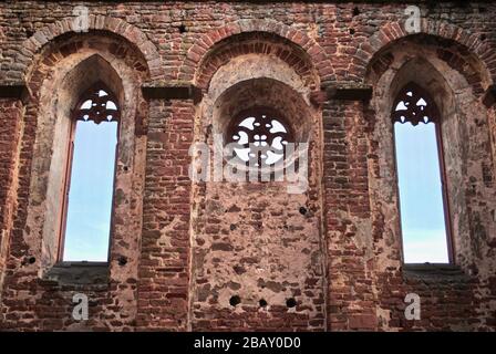 Kloster Limburg (Klosterruine Limburg) ist eine zerstörte Abtei in der Nähe von Bad Dürkheim, im Pfälzerwald in Deutschland. Alte, gewölbte, gotische Fenster. Stockfoto