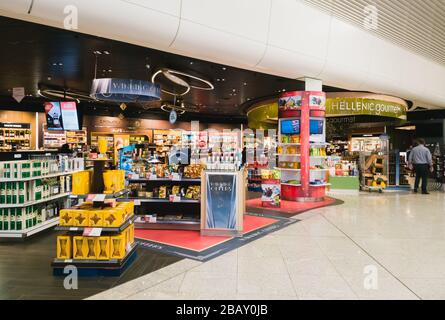 Athen, Griechenland - Februar 11 2020: Hellenische Duty Free Shops mit Schokolade und Spirituosen im Athen International Airport Eleftherios Venizelos Stockfoto