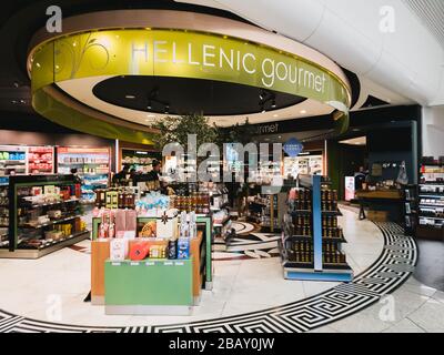 Athen, Griechenland - Februar 11 2020: Hellenic Duty Free Shops mit Hellenic Gourmet Shop mit verschiedenen griechischen Produkten in Athens International Stockfoto