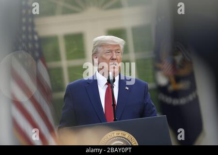 Washington DC, USA. März 2020. Präsident der Vereinigten Staaten Donald J. Trump beantwortet die Fragen von Reporter während seiner täglichen Pressekonferenz in Coronavirus im Rosengarten. Credit: UPI/Alamy Live News Stockfoto