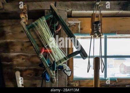 Traditionelle Handlinie, die für Kabeljigging verwendet wird, auf der Bühne von Desmond Adams in Joe Batt's Arm auf Fogo Island, Neufundland, Kanada [keine Freigabe von Immobilien; Stockfoto