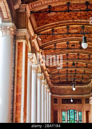 Baden Baden, Deutschland: Die Arkade in der Trinkhalle im Kurhaus. Die Arkade ist mit 16 korinthischen Säulen gesäumt. Stockfoto