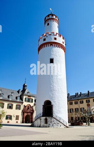 Schloss Bad Homburg ist ein Schloss und ein Schloss in der deutschen Stadt Bad Homburg vor der Höhe. Der Weiße Turm Stockfoto