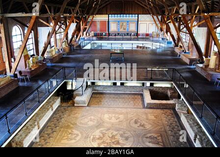 BAD KRUEZNACH, DEUTSCHLAND: Das Römerhalle-Museum zeigt zwei große römische Mosaikböden aus einer Villa Rustica (Landvilla). Stockfoto