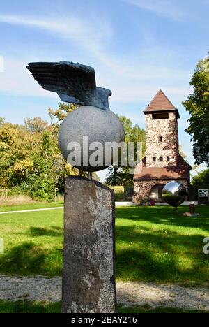 Bad Nauheim, Deutschland: Merkur, Bote god, mit Flügeln im Goldsteinpark. Planet Trail (PlanetenWanderweg) mit Skulpturen, die jeden Planeten darstellen. Stockfoto