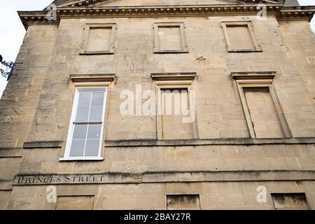 Einzelfenster zwischen vermauerten Fenstern auf einem Haus in der historischen Stadt Bath, Somerset, Stockfoto