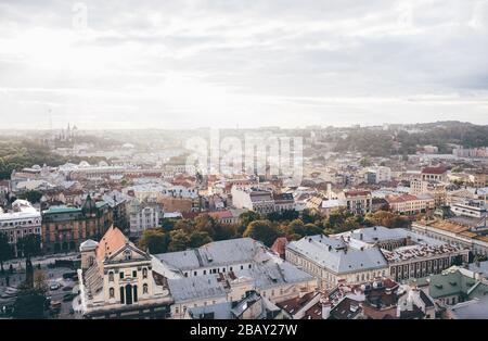 Blick auf die Altstadt in europa. Tageslicht und Sonnenlicht über dem Himmel. Fantastische schöne Aussicht. Lemberg in der Ukraine. Stockfoto
