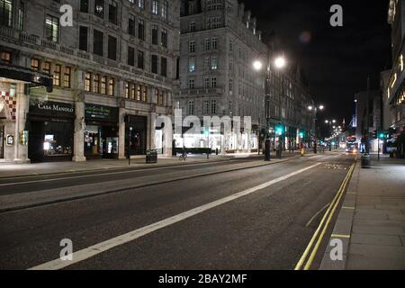 London, Großbritannien. März 2020. Eine desertierte Strand in der Nacht nach der Sperrankündigung der Regierung Anfang der Woche London, Großbritannien. März 2020. Credit: Nils Jorgensen/Alamy Live News Stockfoto