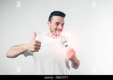 Isoliert auf weißem Hintergrund Mann in weißem Hemd, das eine Lampe hält. Idee des Konzepts. Stockfoto