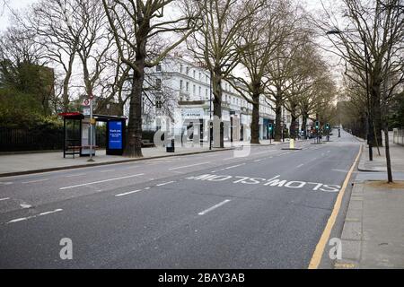 London, Großbritannien - 29. März 2020: Blick auf eine menschenleere A40 Holland Park Avenue, normalerweise eine belebte Hauptstraße für den Verkehr ins Zentrum Londons, während der Coronavirus Pandemie. Stockfoto