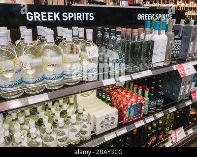 Athen, Griechenland - Februar 11 2020: Hellenic Duty Free Shops Area mit griechischem Lastlikör Stand im Athen International Airport Eleftherios Stockfoto