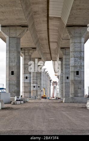 Abgewinkelte und gerade Stützsäulen, New Corpus Christi Harbour Bridge Construction, Corpus Christi, TX Stockfoto