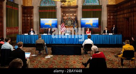 Albany, New York, USA. März 2020. Reporter sitzen mit angemessener sozialer Distanzierung, als der Gouverneur von New York ANDREW CUOMO (D) auf einer Pressekonferenz im State Capitol spricht. Kredit: Michael Brochstein/ZUMA Wire/Alamy Live News Stockfoto