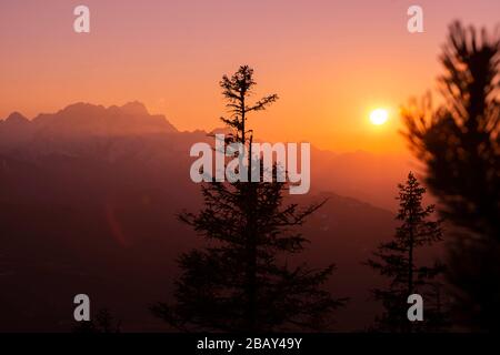 Sonnenuntergang im Panorama der deutschen Alpen Stockfoto