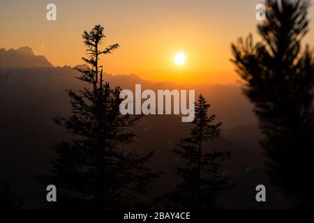 Sonnenuntergang in den deutschen Alpen mit Blick auf die Zugspitze Stockfoto