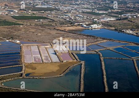 Luftaufnahme der Salzpfannen von Olhao an der Küste der Algarve in Portugal. Stockfoto