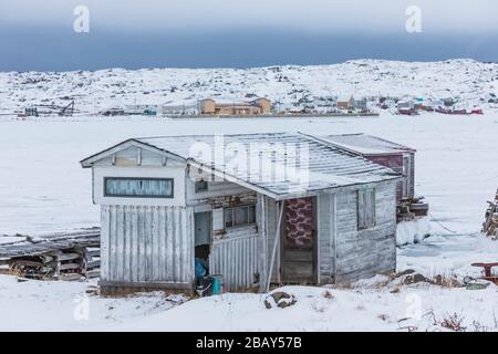 Umgebauter Trailer und eine Bühne am schneebedeckten Ufer von Joe Batt's Arm auf Fogo Island in Neufundland, Kanada [keine Eigentumsfreigabe; für Editoria verfügbar Stockfoto