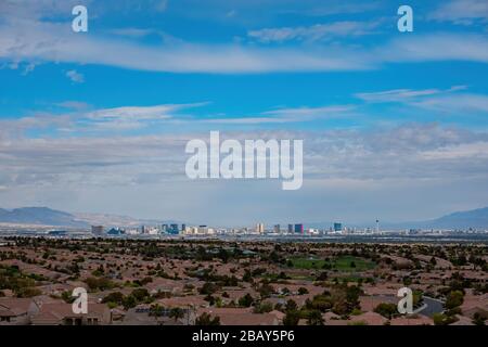 Schöne Wohngegend der MacDonald Ranch mit Blick auf den Strip in Henderson, Nevada Stockfoto